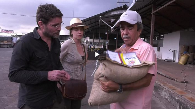 L'équipe d'Orfève chocolat avec un producteur équatorien de cacao